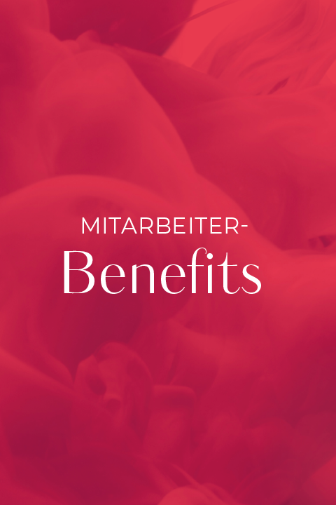 Der Text „Mitarbeiter-Benefits“ ist auf einem Hintergrund aus wirbelnden Rot- und Rosatönen zentriert.