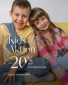 Zwei lächelnde Kinder sitzen auf einer gelben Couch. Der deutsche Text auf dem Bild wirbt für 20 % Rabatt auf Kinderkleidung.