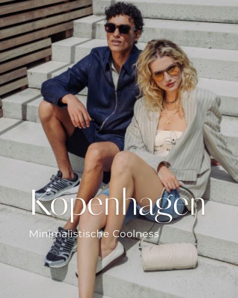 Ein stilvoller Mann und eine Frau sitzen auf einer Treppe im Freien und tragen Sonnenbrillen und trendige Outfits. Text: "Kopenhagen Minimalistische Coolness.
