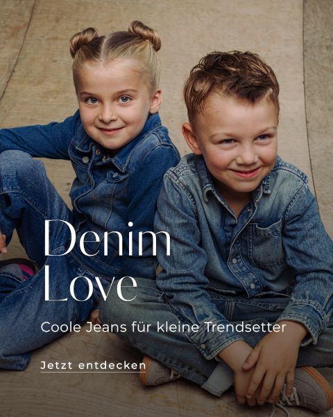 Ein junges Mädchen und ein Junge in Jeansoutfits sitzen nebeneinander. Die eingeblendeten Schriftzüge lauten „Denim Love“, „Coole Jeans für kleine Trendsetter“ und „Jetzt entdecken“.