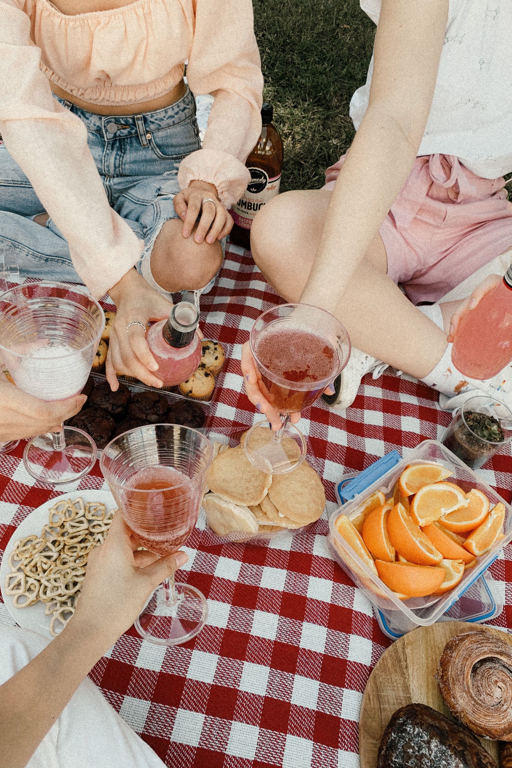 Spontanes, entspanntes Treffen mit Freunden und Freundinnen