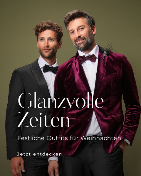 Zwei Männer in formeller Kleidung, einer in einem schwarzen Anzug und der andere in einer roten Samtjacke mit Fliege. Der Text auf Deutsch lautet: „Glanzvolle Zeiten: Festliche Outfits für Weihnachten. Jetzt entdecken.“ Sie stehen vor einem schlichten Hintergrund.