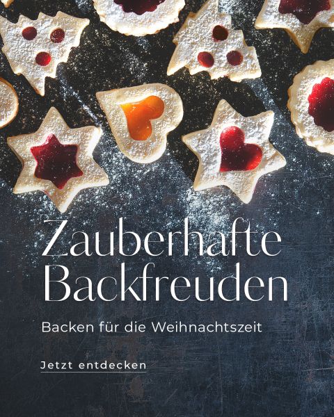 Verschiedene stern- und herzförmige Kekse mit Marmeladenfüllung werden auf einer dunklen Unterlage mit Puderzucker bestäubt. Der Begleittext lautet: „Zauberhafte Backfreuden. Backen für die Weihnachtszeit. Jetzt entdecken.“