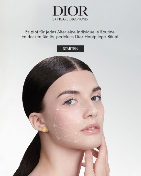 Eine Frau mit geometrischem Muster im Gesicht, zurückgekämmtem dunklem Haar, einem schwarzen Oberteil und goldenen Ohrringen vor einem hellen Hintergrund. Der Text oben lautet „DIOR Skincare Diagnosis“ auf Deutsch mit einer Schaltfläche mit der Aufschrift „STARTEN“.