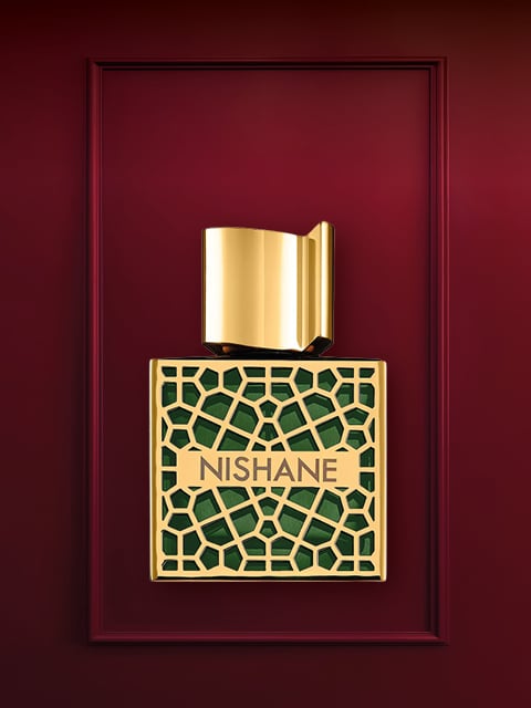 Vor einem tiefroten Hintergrund ist ein Luxusparfümflakon mit einem Design aus Gold und Kristallen zu sehen. Darunter befindet sich der Verschluss des Flakons. Darüber steht in Weiß der Text „LUXUSGESCHENKE“.