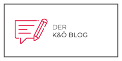 Eine rechteckige Grafik mit einer roten Sprechblase und einem Bleistiftsymbol auf der linken Seite und dem Text "DER K&Ö BLOG" in Schwarz auf der rechten Seite, alles vor einem weißen Hintergrund mit einem dünnen schwarzen Rand.