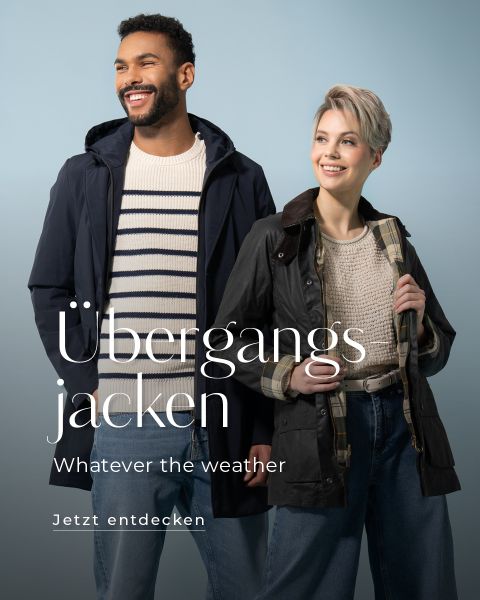 Zwei Personen präsentieren Übergangsjacken vor einem hellblauen Hintergrund. Die Person links trägt eine marineblaue Jacke, die Person rechts eine schwarze Jacke mit kariertem Hemd. Der Text lautet „Übergangsjacken, bei jedem Wetter, jetzt entdecken.