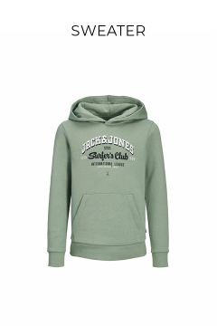 Ein grüner Kapuzenpullover mit einer Fronttasche und dem weißen Aufdruck „Jack & Jones Surfer's Club International League“ auf der Brust. Über dem Kapuzenpullover steht das Wort „SWEATER“.