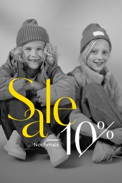 Zwei Kinder in Winterkleidung, sitzend und lächelnd. Beide tragen Beanies, Jacken und Jeans. Der Text auf dem Bild lautet „Sale Nochmal 10%“, was auf ein Sonderangebot hinweist. Der Hintergrund ist schlicht und der Stil ist schwarz-weiß mit gelben Akzenten.