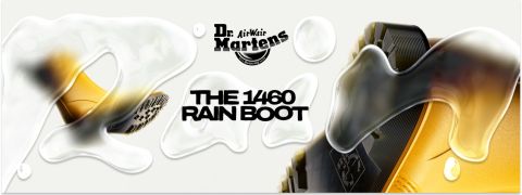 Ein gelber Dr. Martens 1460 Regenstiefel mit Wasserspritzern, dem Dr. Martens Logo und dem fetten Text "THE 1460 RAIN BOOT" auf hellem Hintergrund.