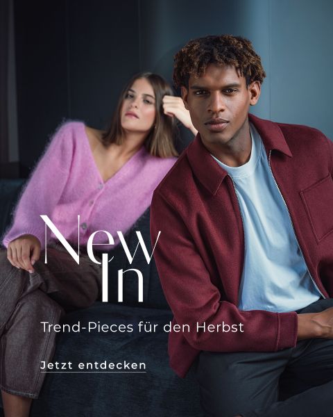 Zwei Models in Herbstmode: das eine in einer rosa Strickjacke, das andere in einer burgunderroten Jacke. Der Text lautet: „Neu eingetroffen. Trendteile für den Herbst. Jetzt entdecken.“.