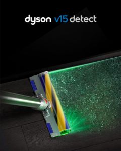 Der Dyson V15 Detect saugt einen dunklen Boden, wobei ein grüner Laserstrahl Staub und Schmutz sichtbar macht.