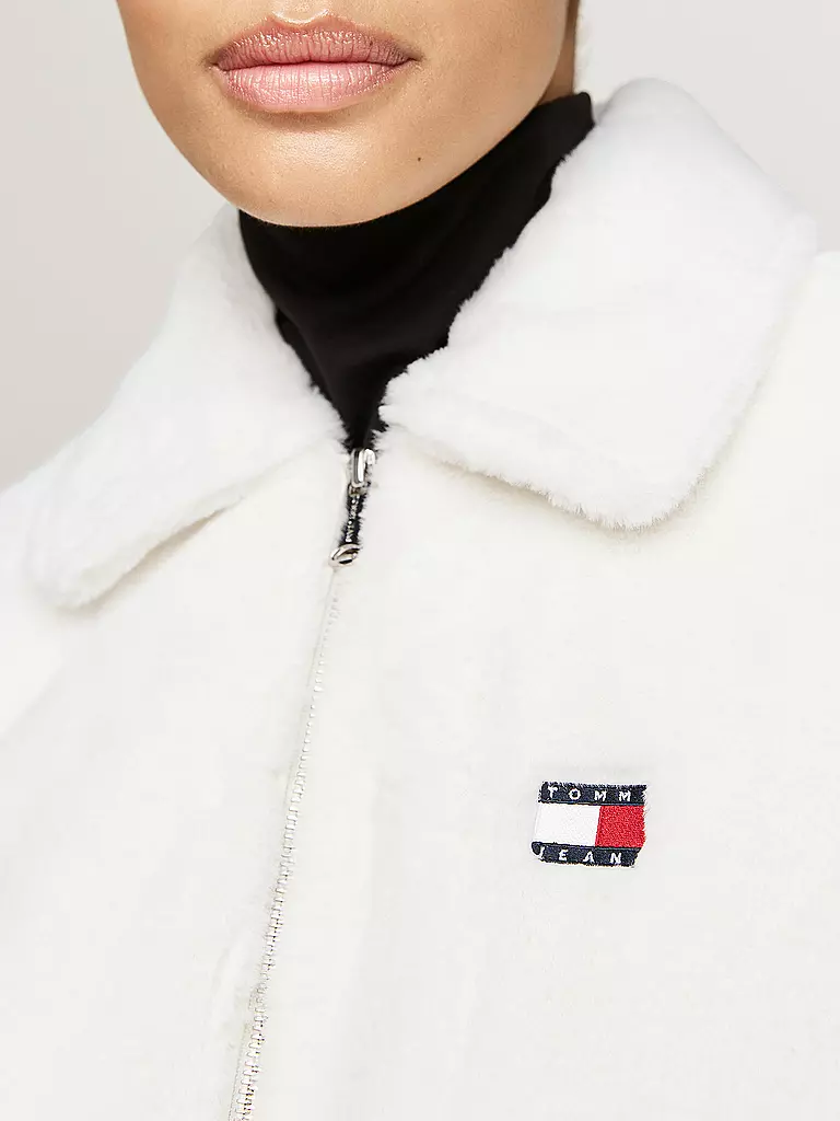 TOMMY JEANS | Jacke in Felloptik | weiss