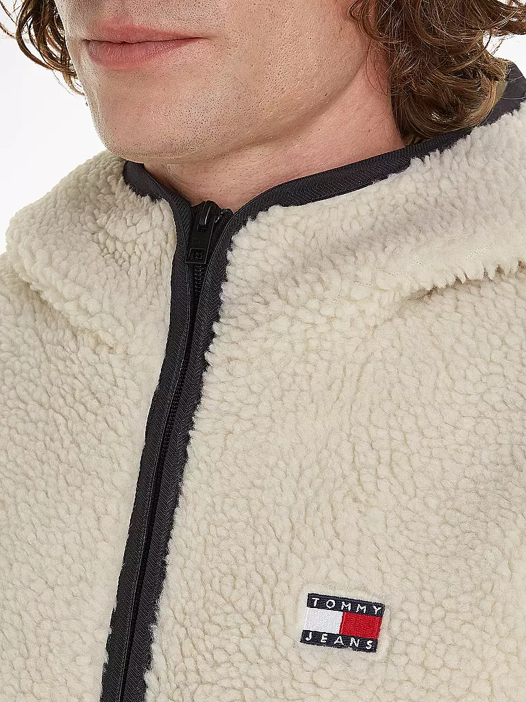 TOMMY JEANS | Jacke in Felloptik | beige